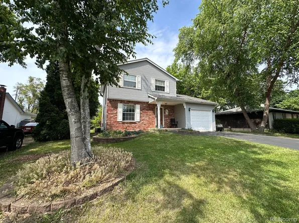 5650 Aylesbury Dr, Waterford, MI 48327