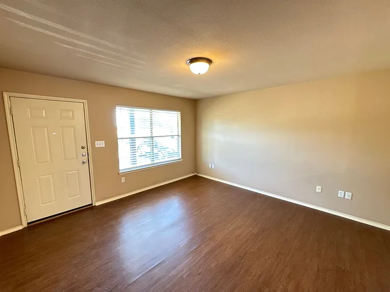 2725 Lovers Ln — Photo 6