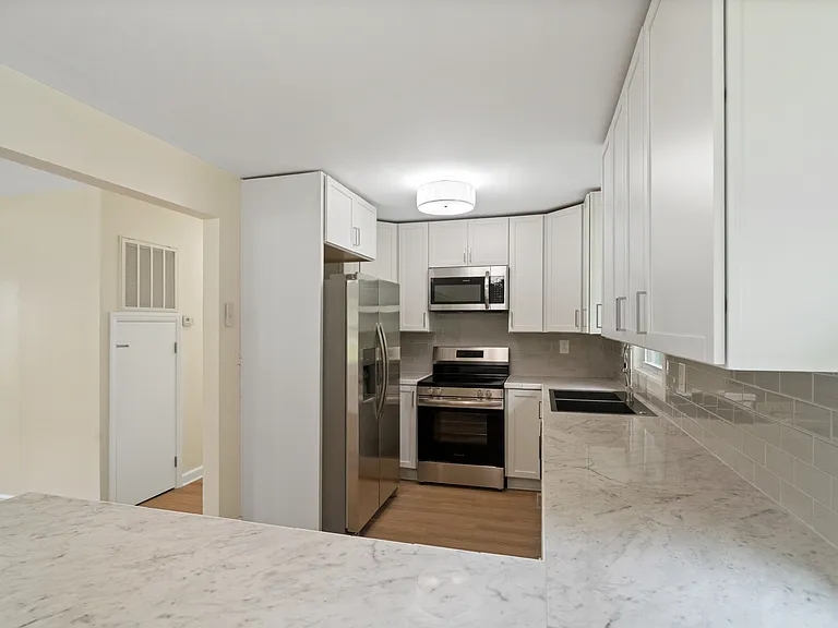 1009 Sylvia Cir — Photo 3