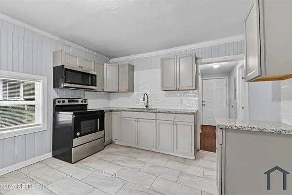 352 Golfair Blvd — Photo 3