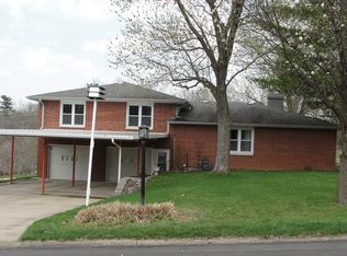 1813 Hilltop Dr, Quincy, IL 62305