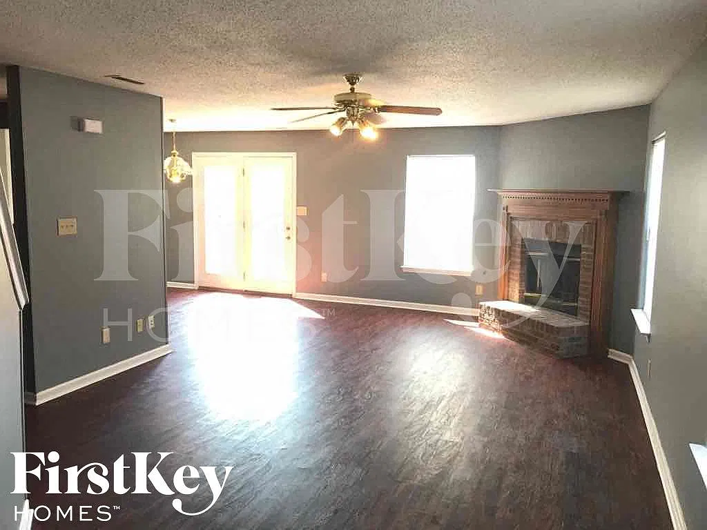 3 bed, 3.0 bath, 1742 sqft, $2,305 — Photo 2