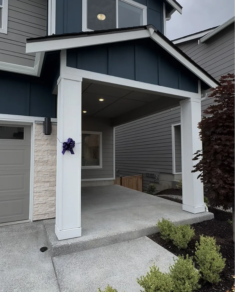 5 bed, 2.5 bath, 2500 sqft, $3,698 — Photo 2