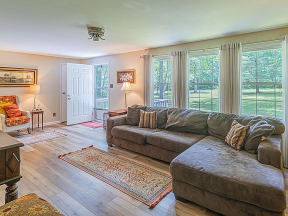 3rd image of 147 Edge Hill Ln