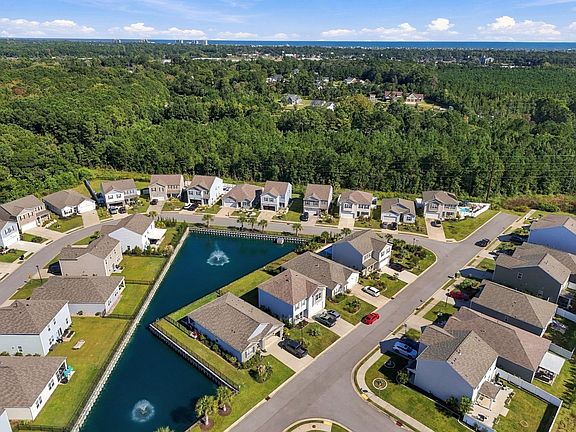 3rd image of 215 Pin Oak Dr.