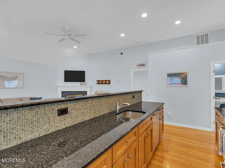 412 Broadway — Photo 14