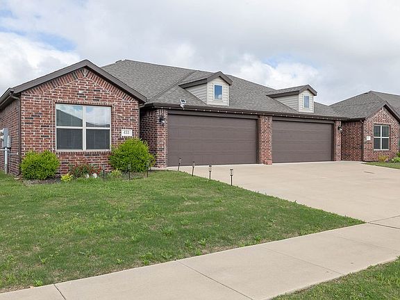 3rd image of 451-453 Barbet Dr