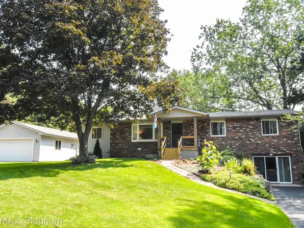 5107 King Rd, Howell, MI 48843