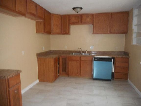 3rd image of 721 Champs St