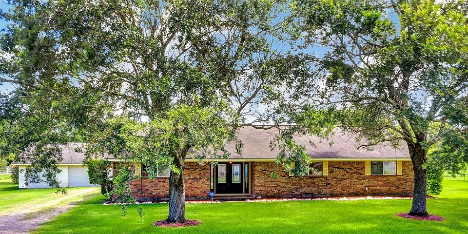 Welcome to 6107 Manry a captivating country home in the highly sought after Pearland ISD.