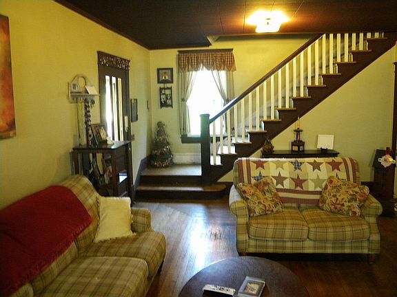 4th image of 142 Mulberry Ave