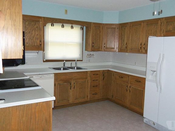 3rd image of 1322 Thomas Dr