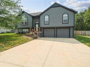 1204 Rayce Dr, Greenwood, MO 64034