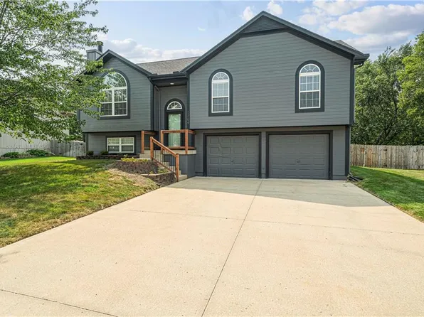 1204 Rayce Dr, Greenwood, MO 64034