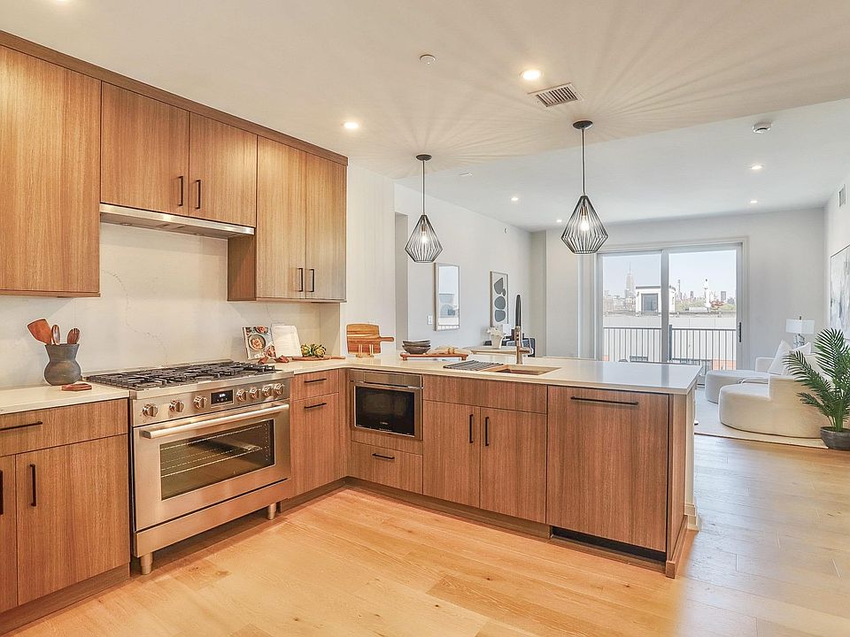 1st image of 921 Madison St #605