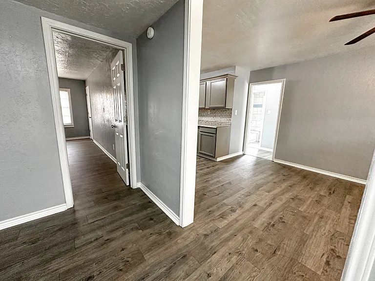 212 SW 23rd Pl — Photo 7