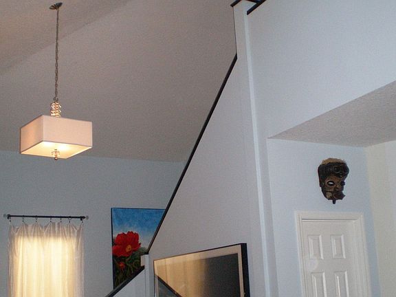 Grand entry w/ vaulted ceilings