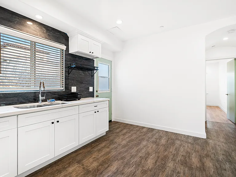 323 W Glendon Way — Photo 6