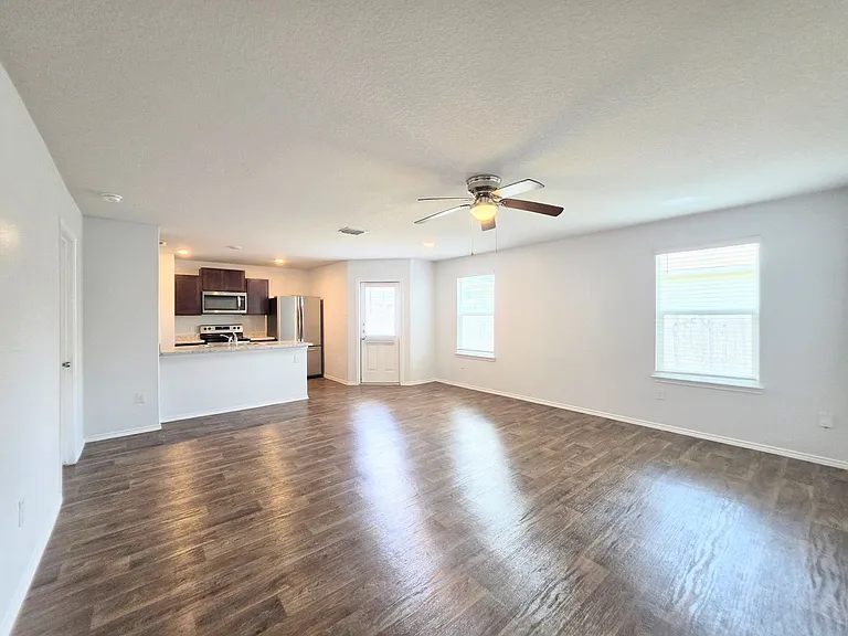 8006 Miranda Cyn — Photo 13