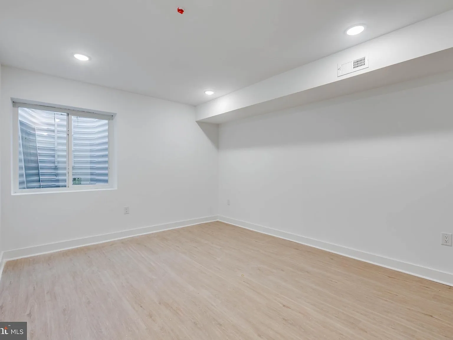 3 bed, 3.0 bath, $1,800 — Photo 2
