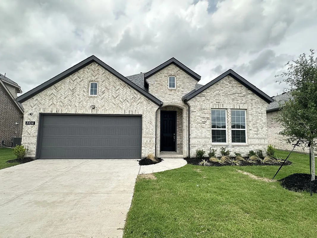 4 bed, 2.0 bath, 2168 sqft, $2,450 — Photo 1