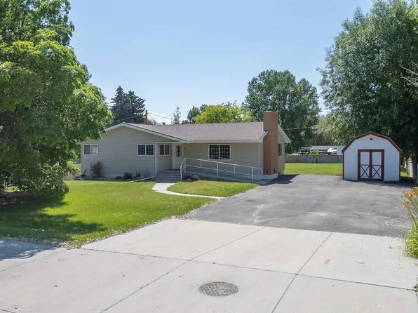 176 3rd St E, Cowley, WY 82420