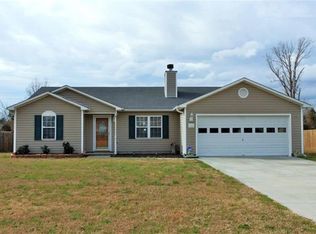 105 Nicole Ct, Jacksonville, NC 28540