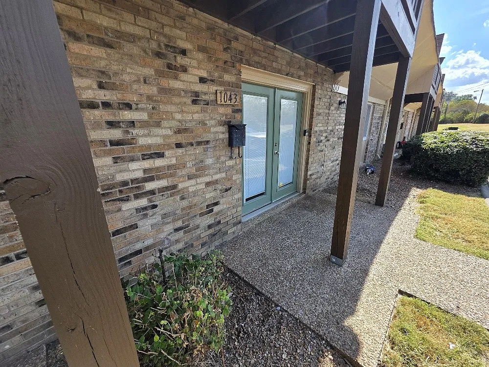 1 bed, 1.0 bath, 930 sqft, $995 — Photo 2