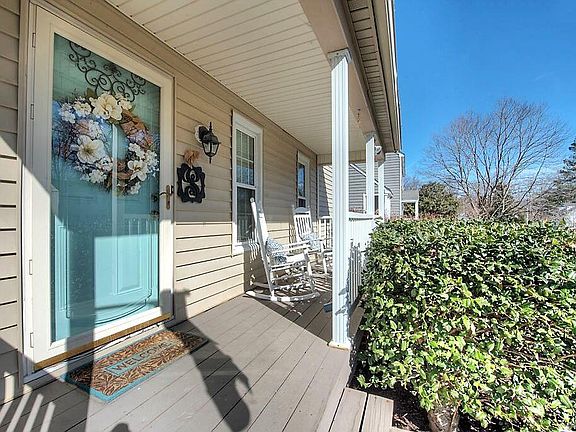 3rd image of 1832 Larkhill Ln