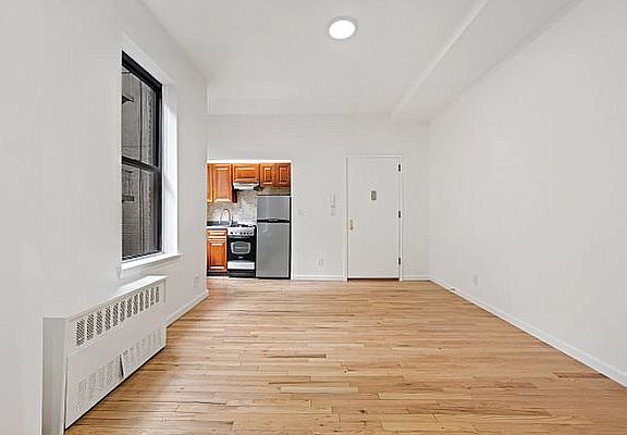 3rd image of 203 W 91st St #3B