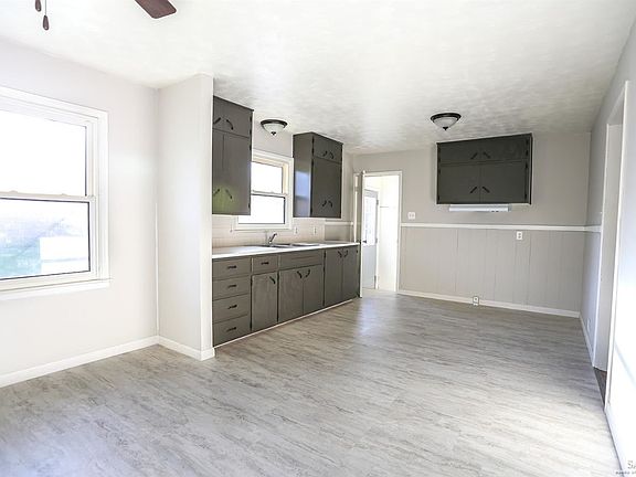 4th image of 1620 Beach St