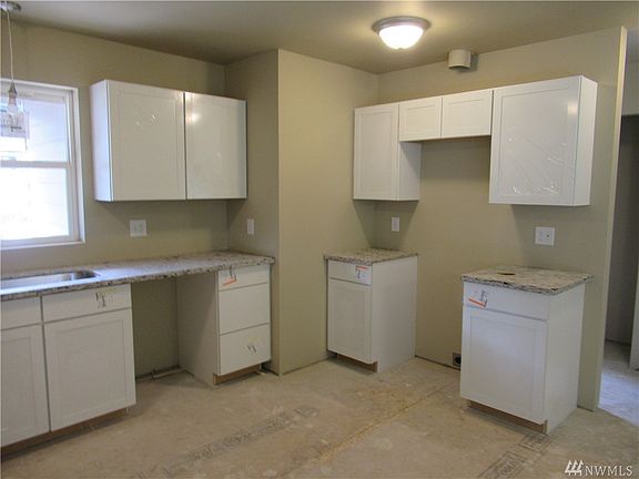 2nd image of 43 E Ellinor Pl