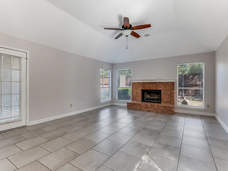 2608 Glenridge Dr — Photo 7