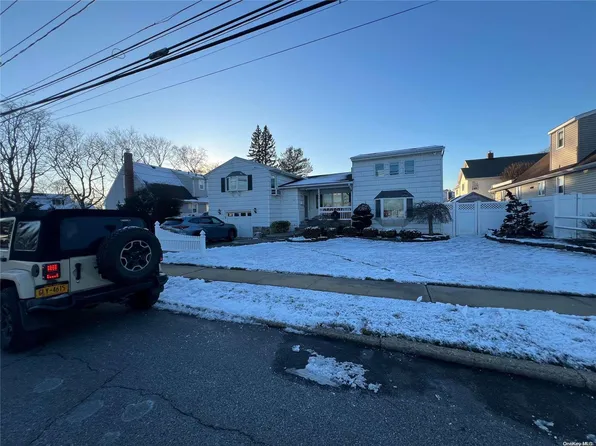 160 Roosevelt Avenue, Massapequa Park, NY 11762