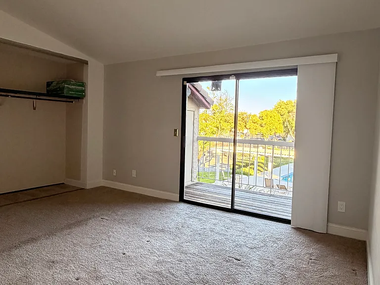 Peppermill Cir — Photo 28