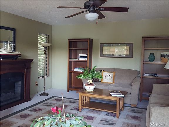4th image of 611 E Ballantrae Dr