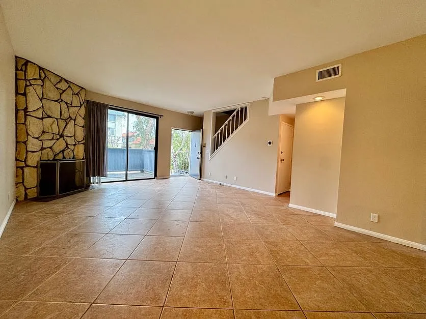 2 bed, 1274 sqft, $4,250 — Photo 3