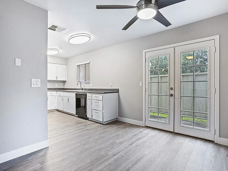 Oak Park Townhomes — Photo 19