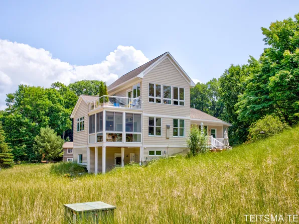 9435 Lakeview Ct, West Olive, MI 49460