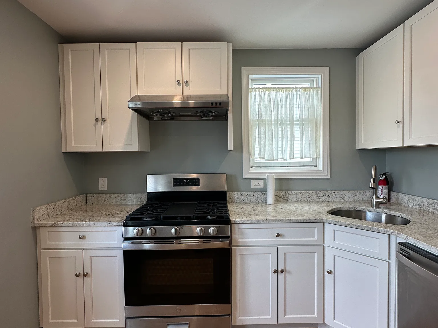 2 bed, 750 sqft, $2,400 — Photo 2