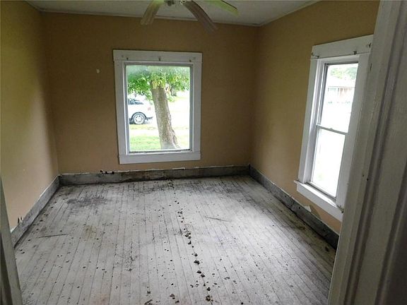 4th image of 611 E 21st St