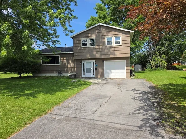 17 Hummingbird Path, Liverpool, NY 13090