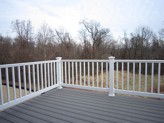 deck w composite floor and vinyl railings