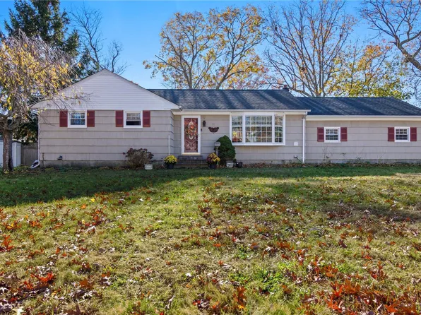 16 Carlson Road, Ronkonkoma, NY 11779