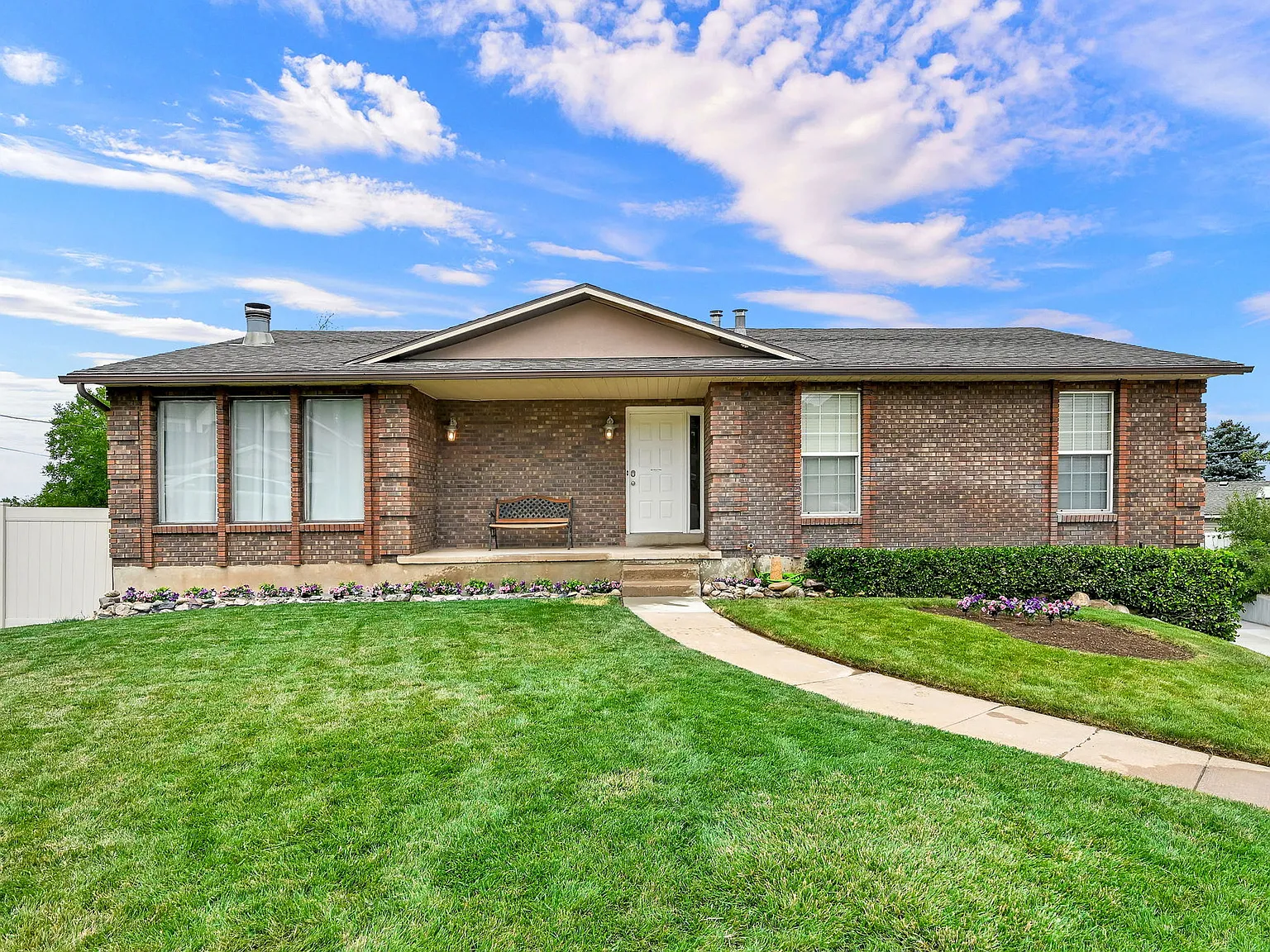 6 Bedroom Bountiful Home! — Photo 1