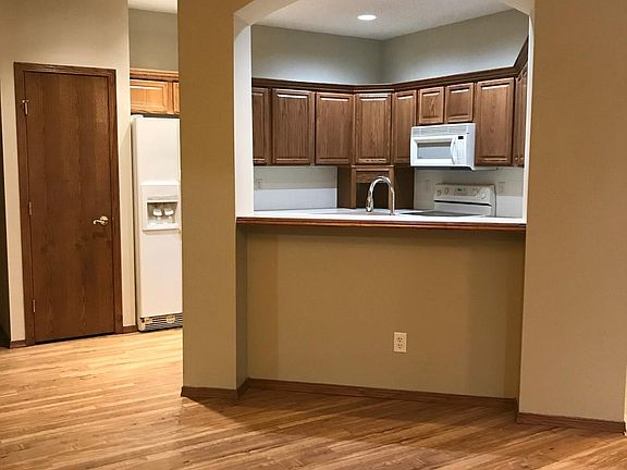 Kitchen and eating bar