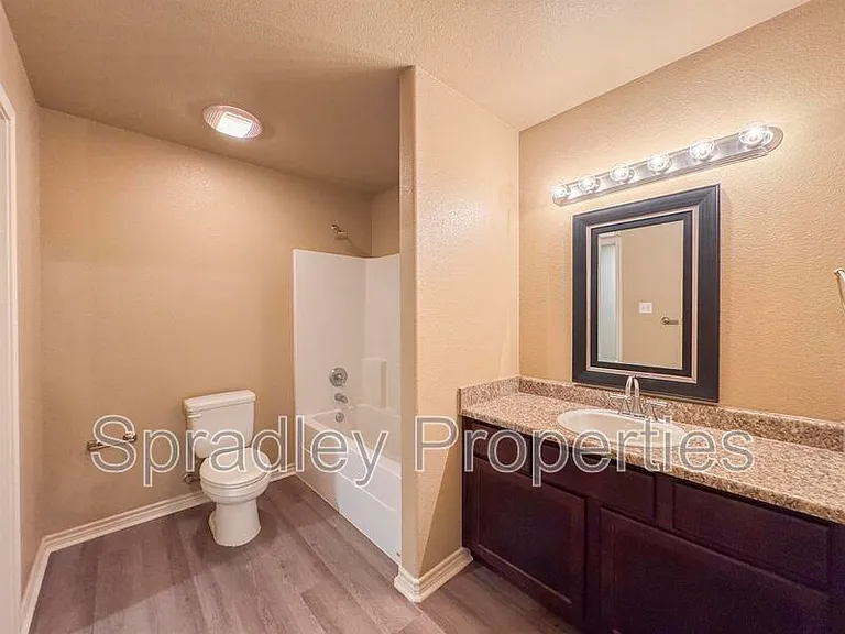 943 Laila Ln — Photo 10