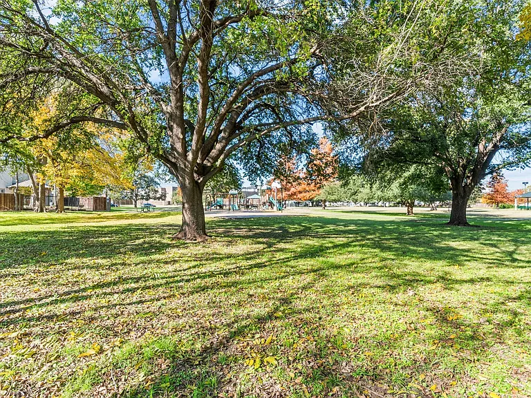 406 Foch St — Photo 38
