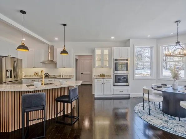 140 Russellville Rd, Westfield, MA 01085