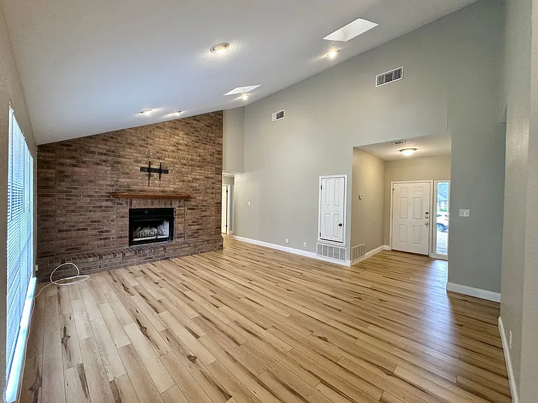 1818 Diana Ln — Photo 4